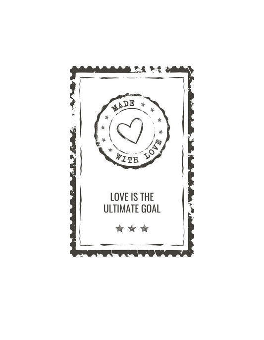 Egy vintage stílusú pecsét látható szívélyes üzenettel, "Made with love" felirattal, körülvéve "Love is the ultimate goal" szöveggel, ami egy modern, ugyanakkor időtlen érzést kelt. 