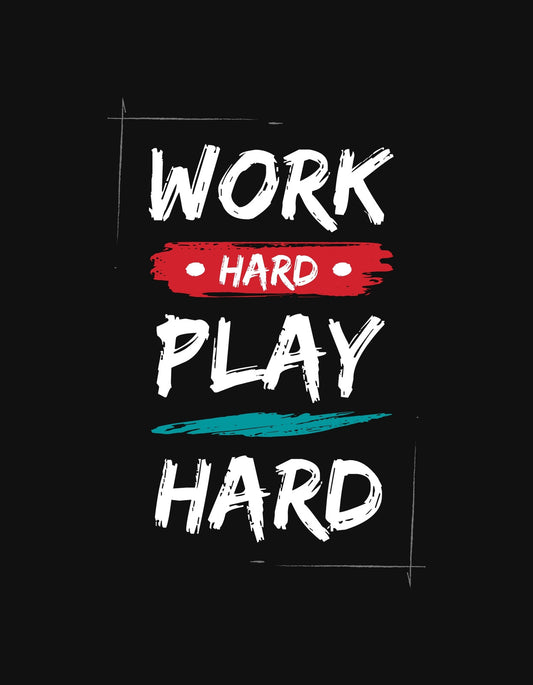 A képen egy motiváló felirat látható: "WORK HARD PLAY HARD" szöveg, mely fehér betűkkel van írva fekete háttérrel, a két szócsoportot piros és kék ecsetvonás emeli ki. 