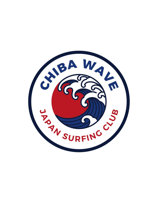 Egy dinamikus hullámot ábrázoló grafika, melyet a "Chiba Wave Japan Surfing Club" szöveg vesz körül, kifejezve a tenger és a szörfözés szeretetét. 