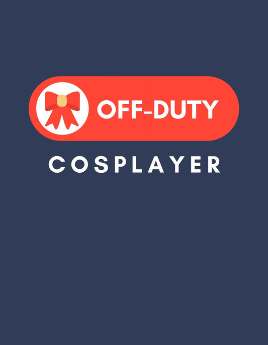 Egy merész piros elipszisben "OFF-DUTY COSPLAYER" felirat díszeleg, egy masnival a középpontban, ami sugallja, hogy a viselője éppen nem a jelmezét viseli, de a szenvedélye továbbra is a cosplay iránt van. 