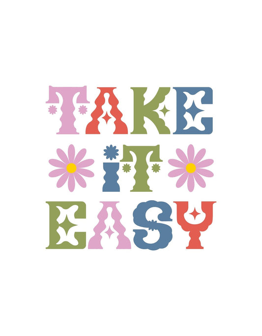 Színes betűkből álló "TAKE IT EASY" felirat, melyekben virágok és különféle minták láthatóak, kellemes, laza hangulatot áraszt. 
