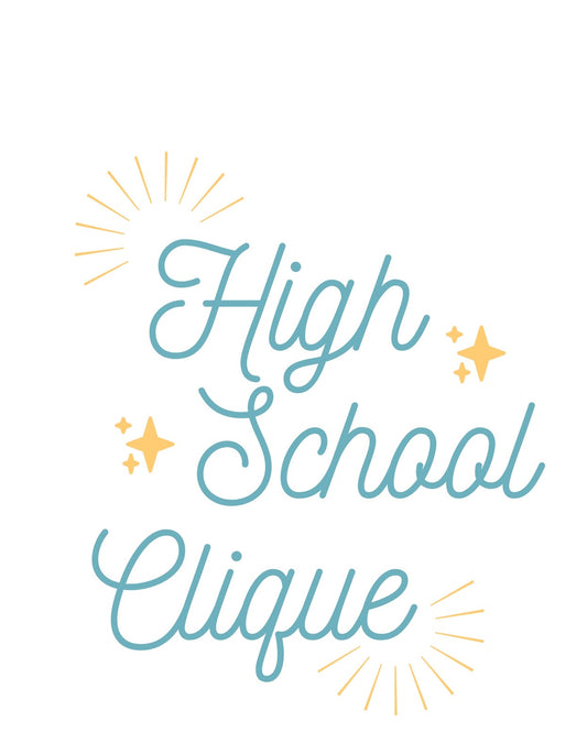 Fiatalos lendülettel teli design, amely a "High School Clique" szöveget ábrázolja modern, ívelt betűtípussal, kiegészülve nap és csillagok motívumokkal, ami egy energikus és baráti hangulatot kölcsönöz. 