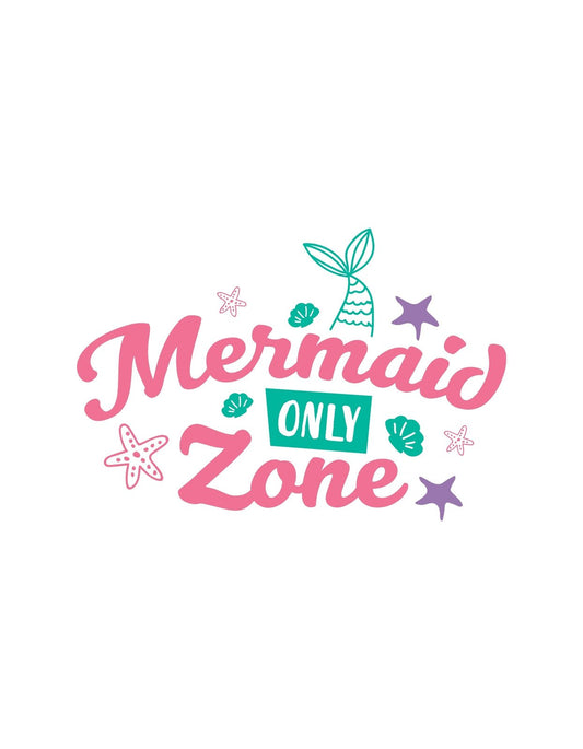 Élénk, játékos betűtípussal "Mermaid Only Zone" szöveg látható, tengeri motívumok, mint csillagok és sellőfarok díszítik. 