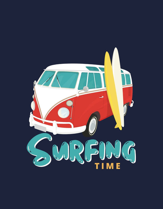 Egy vintage hangulatú piros-fehér mikrobusz látható a képen, melynek tetején egy sárga szörfdeszka van megkötve. A "Surfing Time" felirat a nyári kalandok és a szörfözés örömét hozza el neked. 