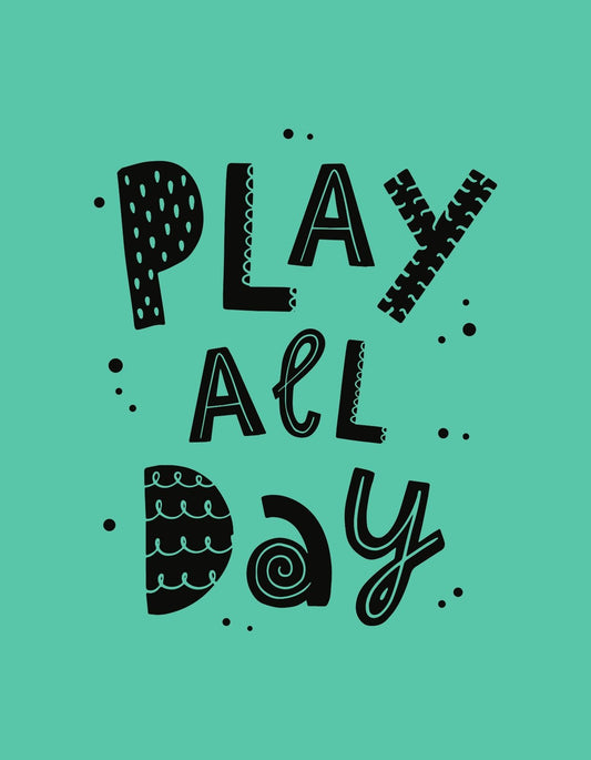 Egy szórakoztató és laza hangulatú dizájn, ami a "PLAY ALL DAY" szöveget mutatja különböző stílusú, fekete betűtípusokkal, egy élénk türkiz háttér előtt. 