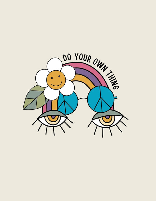 Egyedi stílusú grafika, amelyben egy mosolygó virág és egy színes szivárvány kapcsolatban áll két stilizált szemmel, a "DO YOUR OWN THING" felirattal együtt. A design levendulás és pozitív hangulatot közvetít. 