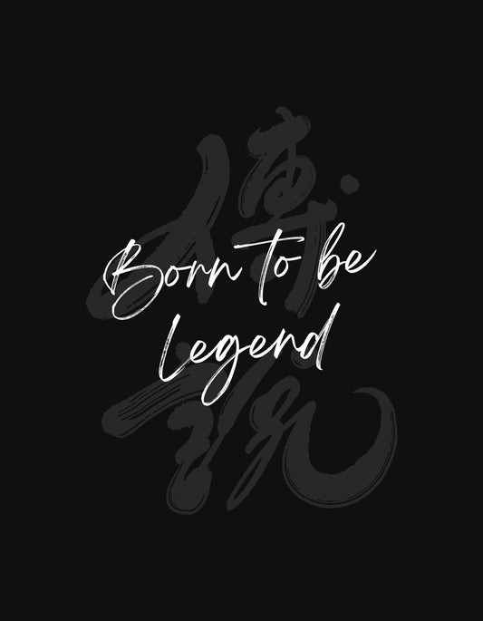 Egy dinamikus és határozott kalligráfiai stílusban megformált szöveg díszeleg a képen, mely az "Born to be Legend" szavakat örökíti meg, sugallva a kivételességet és az örök érvényű legendákat. 