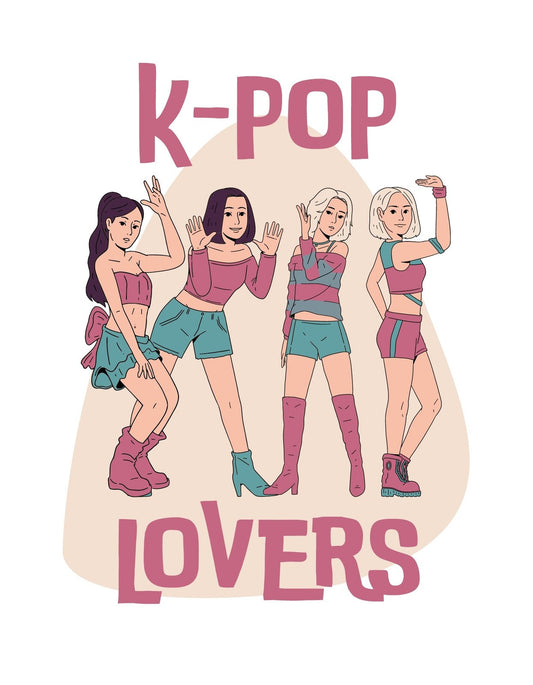 Négy stilizált fiatal nőt ábrázol a kép, akik dinamikus pózokat vesznek fel, és a K-pop kultúrára jellemző divatos öltözékben vannak. A design nagy, rózsaszín betűkkel hirdeti a "K-POP LOVERS" feliratot, hangsúlyozva azt a lelkesedést és közösségi érzést, amit a K-pop zene iránt éreznek. 
