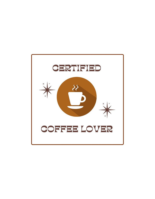 Egy minősített 'Certified Coffee Lover' felirat körülveszi egy csésze forró kávét a középpontban, csillagok díszítik a dizájnt, amely a kávé iránti szenvedélyt hivatott kifejezni. 