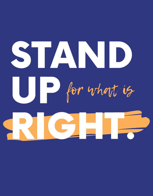 Egy inspiráló üzenettel díszített dizájn, amely "STAND UP for what is RIGHT." feliratot tartalmazza nagy betűkkel, hangsúlyozva az igazságért való kiállást. A szöveg fehér és narancssárga színekben jelenik meg, kiemelkedően egy erős kék háttér előtt. 