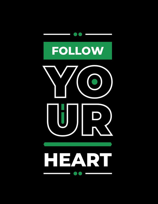 Az inspiráló "Follow Your Heart" szöveg dominál ezen a letisztult grafikán, fekete hátteren, hangsúlyos fehér és zöld betűtípussal. 