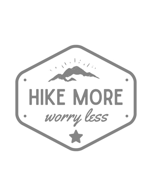 Egy hegyvonulat, felkelő nap és egy csillag formálja a bátorító "HIKE MORE worry less" feliratot ebben a minimalista, inspiráló kivitelben. 