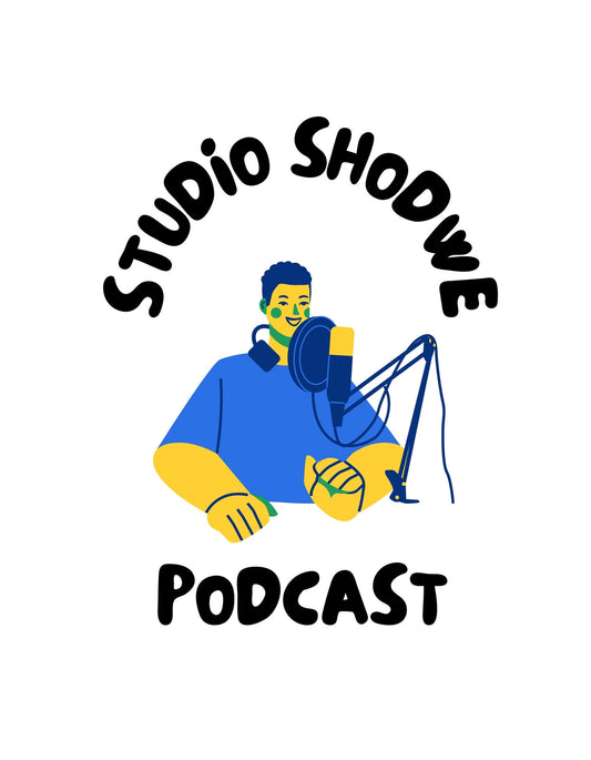 Egy mosolygó figura látható podcast mikrofonnal, kifejezve a modern digitális kommunikációt és a podcasting világát. 