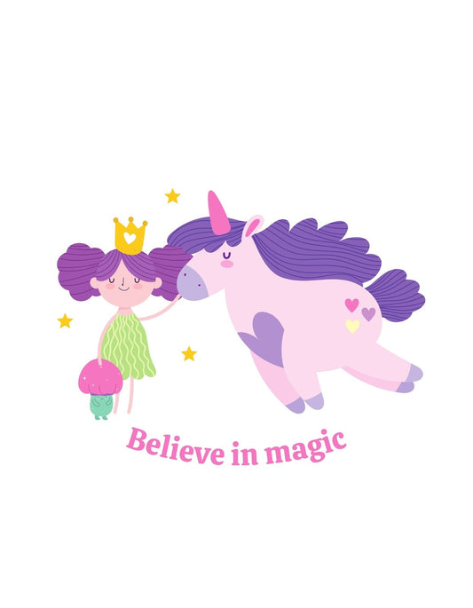 Egy bájos kislány koronát visel és barátkozik egy aranyos unikornissal, körülöttük csillagok és a "Believe in magic" szöveg látható. 