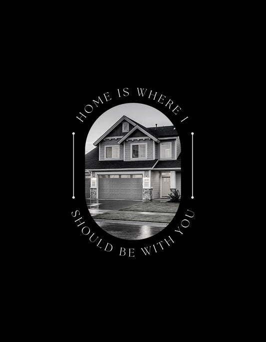 Egy családi ház képe, fekete-fehér stílusban, melyet egy szeretetteljes üzenet vesz körbe: "Home is where I should be with you".