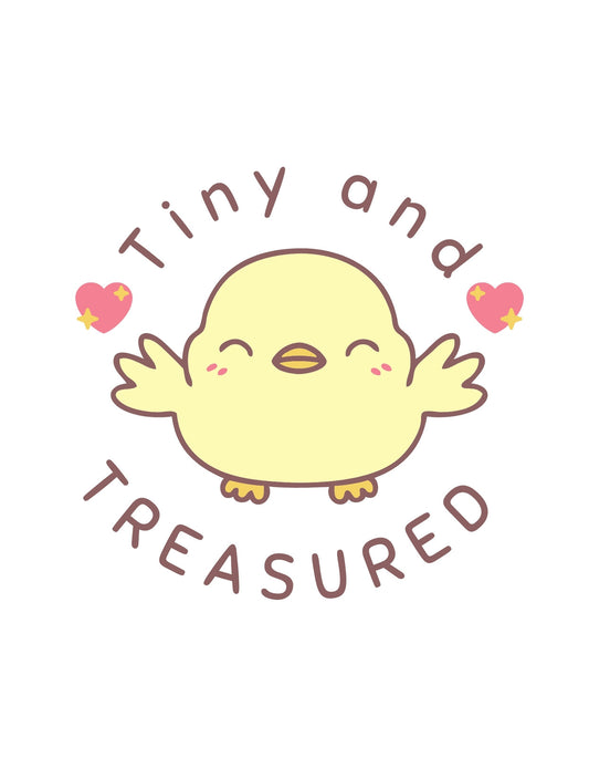 Vidám sárga csibe szerepel az ábrán kinyújtott szárnyakkal, körülötte szív és csillag alakzatokkal, mellette a "Tiny and Treasured" felirat látható. 