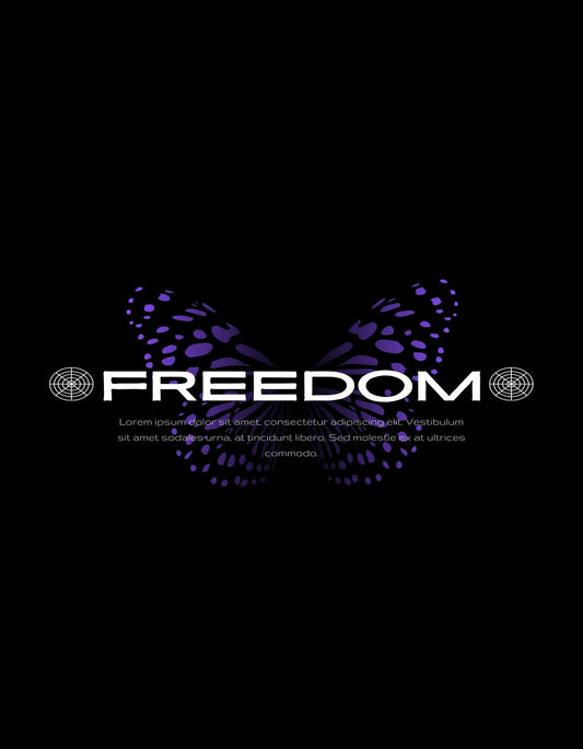 Lila színátmenetes pillangószárnyak veszik körül a nagy, fehér "FREEDOM" feliratot a sötét háttér előtt, kifejezve a szabadság és felszabadultság érzetét. 