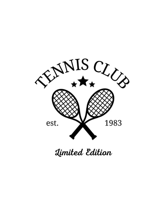 Két keresztezett teniszütő látható a képen, felette az "TENNIS CLUB" felirat, alatta az "est. 1983 Limited Edition" szöveggel. Az egyszerű, de elegáns design a sport szeretetét és a klasszikus klubhangulatot tükrözi.