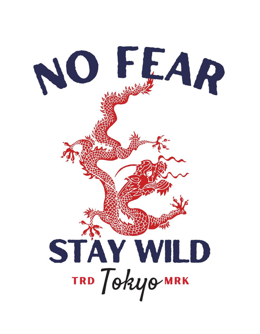 Egy vörös színben ábrázolt sárkány kígyózik a kép közepén, melyet a "NO FEAR" és "STAY WILD" feliratok öveznek, hangsúlyozva a bátorságot és a vadon szépségét. 