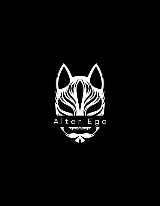 Ez a dizájnos és merész grafika egy stilizált farkas fejet ábrázol fekete alapon, fehér vonalakkal kontúrozva, az "Alter Ego" felirattal az alján. A minta letisztultsága és erőteljes megjelenése a belső erőt és karaktert hangsúlyozza. 