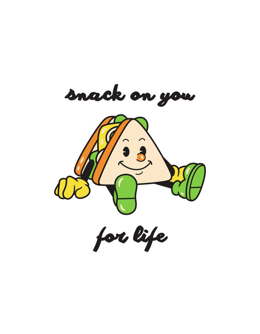 Vidám, rajzfilm stílusú szendvics karakter ábrázolása, aki szórakoztató pózban köszön vissza, a "snack on you for life" szöveggel körbevéve. 