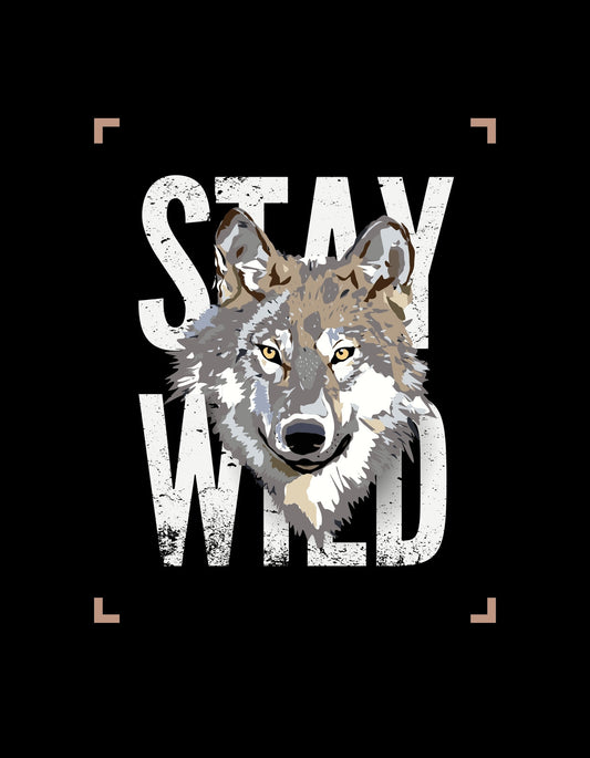 Egy vad farkas fejét ábrázolja a design, szigorú tekintettel, melyet a "STAY WILD" felirat ölel körül, hangsúlyozva a vadon és a szabadság érzetét. 