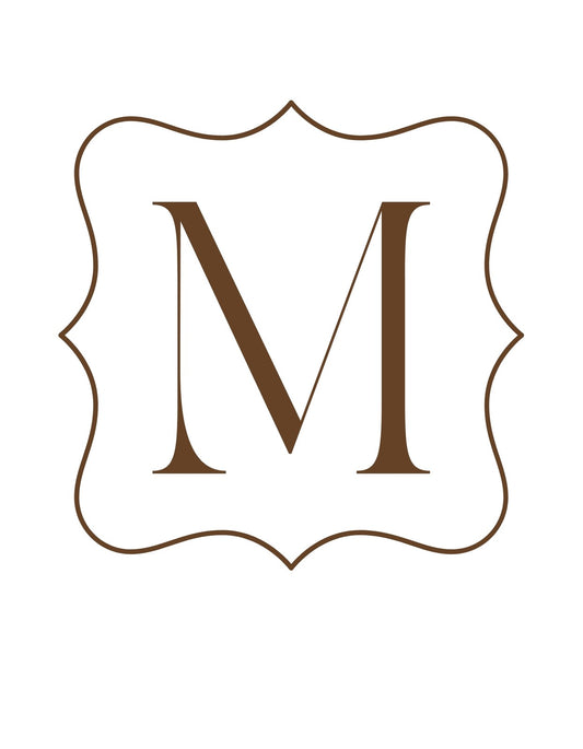 Egy elegáns és időtlen "M" betűt ábrázol a kép, melyet egy klasszikus keret vesz körül. A design letisztult és modern, mégis megőrzi egy hagyományos monogram stílusát. 