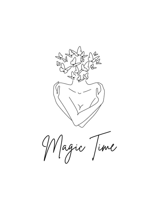 Egy stílusos és minimalista rajz, mely egy szív alakú keretben egy női alakot ábrázol, fején pillangsereggel. A kép alján a "Magic Time" felirat látható. 