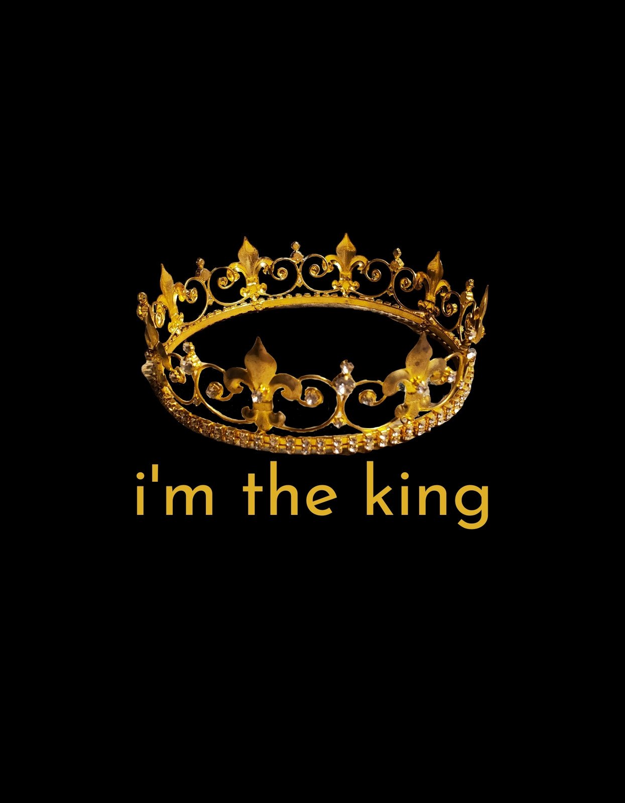 Arany korona és "i'm the king" felirat került az elegáns fekete háttérre. Ez az ikonikus motívum erőt és tekintélyt sugároz, tökéletes választás azok számára, akik szeretik kiemelni egyéniségüket. 