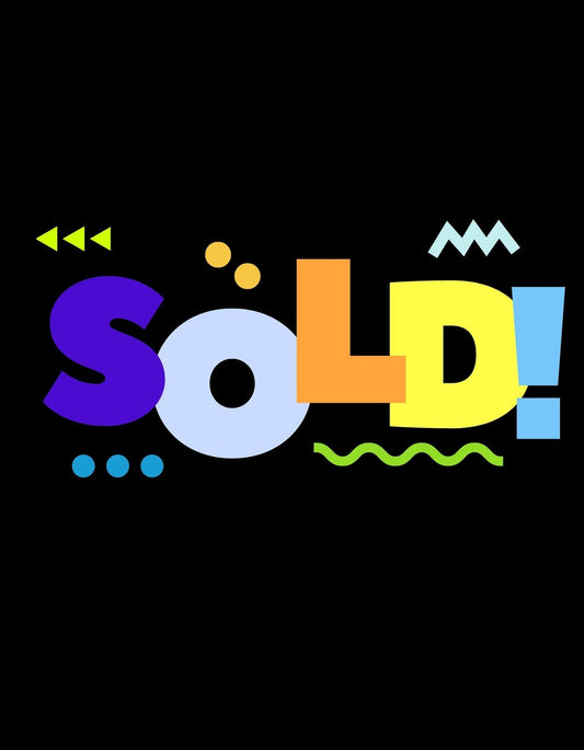 Színes "SOLD!" felirat egy modern, grafikus stílusban, amelyet élénk színek és geometriai formák öveznek. 
