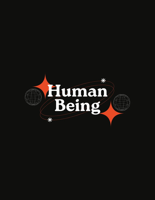 Egy minimalista, stílusos kialakítás, amely a "Human Being" feliratot tartalmazza díszes betűtípussal, kiegészítve két absztrakt gömbbel és csillagokkal. 