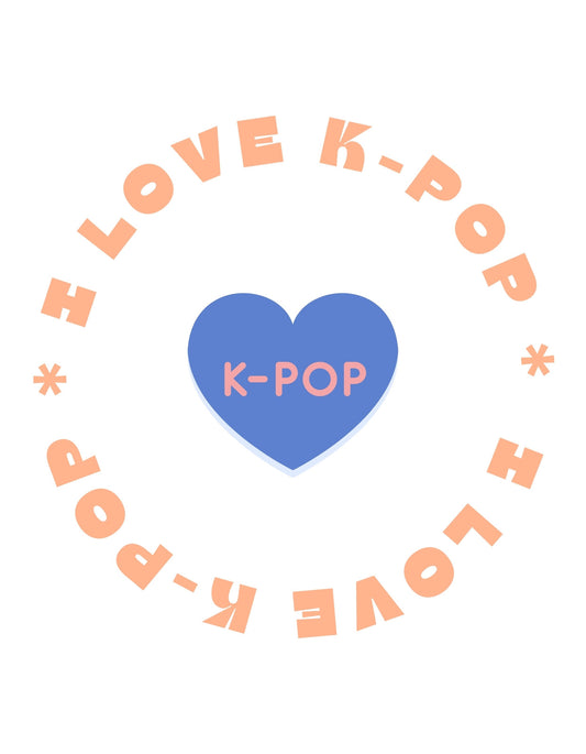 Egy szív alakú ikon található az ábrán, benne a "K-POP" felirattal, körbevéve a "*LOVE K-POP*" szavakkal, ami a K-pop zenei műfaj iránti szeretetet sugallja. 