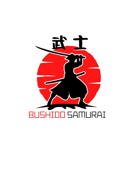 Egy Samurai harcos sziluettje látható, amint egy naplemente előtt áll, japán karakterekkel a feje felett és a "BUSHIDO SAMURAI" felirattal alul. 