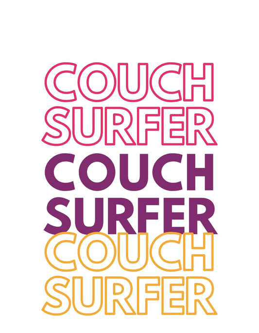A képen a "COUCH SURFER" szöveg háromszor ismétlődik, különböző színárnyalatokkal kiemelve: rózsaszín, lila és narancssárga. A design modern és laza érzést kelt. 