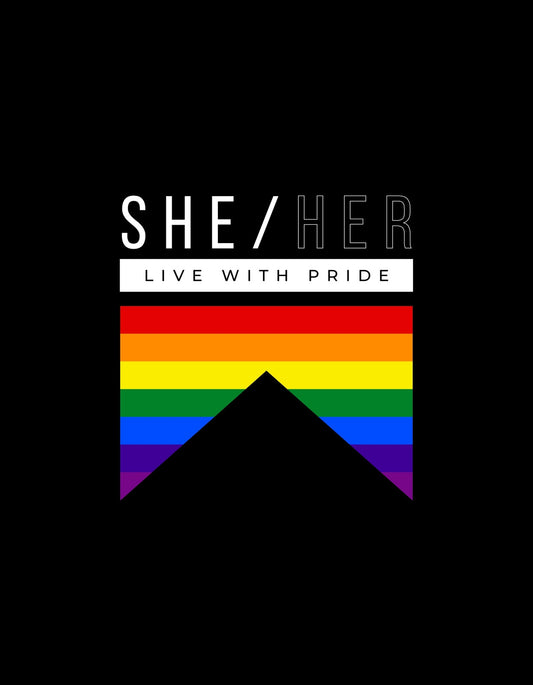 Egy büszke szivárvány grafika alatt "SHE/HER LIVE WITH PRIDE" felirattal. Az erős kontraszt és színek az önbizalomra és az önelfogadás üzenetére utalnak. 