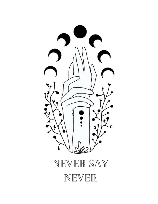 Egy stilizált kéz ábrázolása körülveve virágokkal és hold fázisokkal a felső részen, az alján "NEVER SAY NEVER" felirattal. 