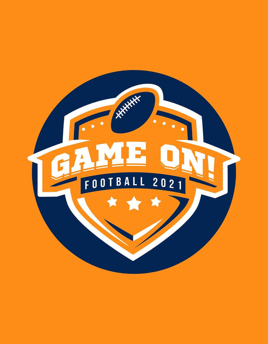 Egy amerikai futball tematikájú embléma, melynek középpontjában egy amerikai futball-labda, körülötte a "Game On! Football 2021" felirat díszíti. A narancssárga és sötétkék színek vibráló kontrasztot teremtenek.