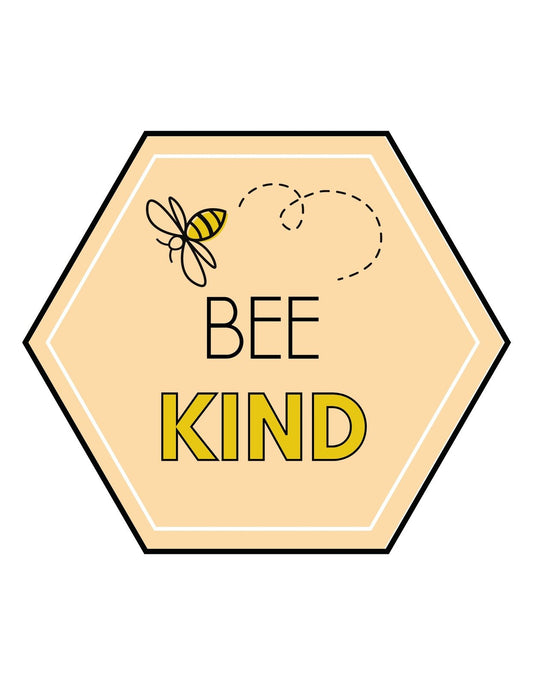 Egy méh körbehúzott útvonalat repül a "BEE KIND" felirat körül, ami az együttérzés és kedvesség üzenetét közvetíti. 