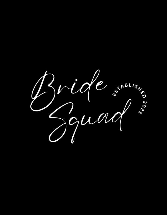 Egy letisztult, elegáns kivitelű dizájn, mely "Bride Squad" feliratot ábrázol fehér betűkkel fekete háttéren, "Established 2023" alcímmel.