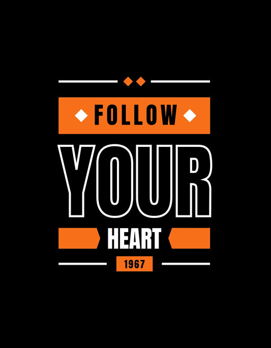 "Follow Your Heart" feliratot és "1967" évszámot láthatunk nagy, határozott betűtípussal, ami inspiráló és bátorító üzenetet hordoz.