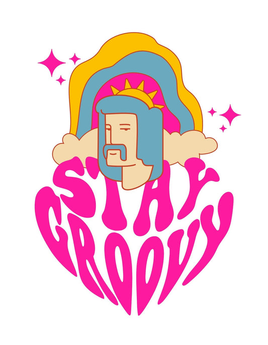 Retro hangulatot árasztó színes dizájn, amelyen egy békésnek tűnő figura látható szivárvány mögött, mellette csillagokkal és a "STAY GROOVY" felirattal. 