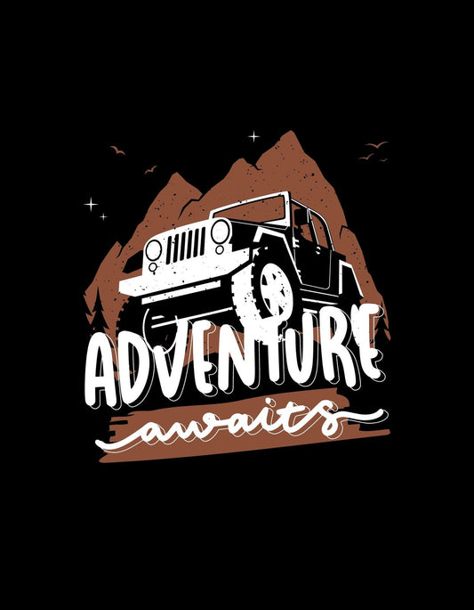 Egy merész terepjáró kalandra készen áll a hegyek között, fölötte csillagfény ragyog, és a "ADVENTURE awaits" felirat kiemeli az utazás izgalmát. 