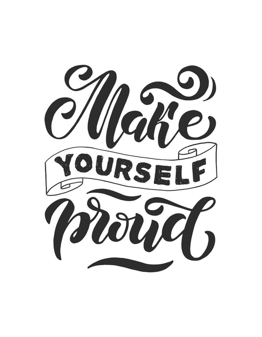 Egy inspiráló, kézzel rajzolt grafikával díszített dizájn, amely a "Make Yourself Proud" szöveget ábrázolja elegáns betűtípussal. Az üzenetet egy szalag tartja, amely éles kontrasztot mutat a bátor és dinamikus betűkkel. 