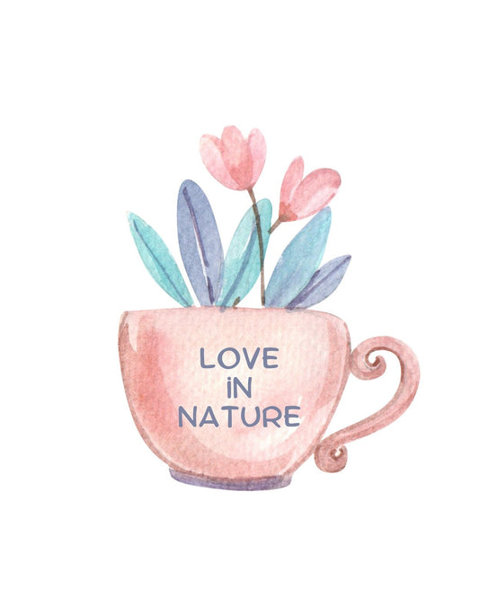 Egy bájos akvarell csésze teli virágzó növényekkel, fölé emelve a "Love in Nature" feliratot, ami a természet és a szeretet harmóniáját sugallja. 
