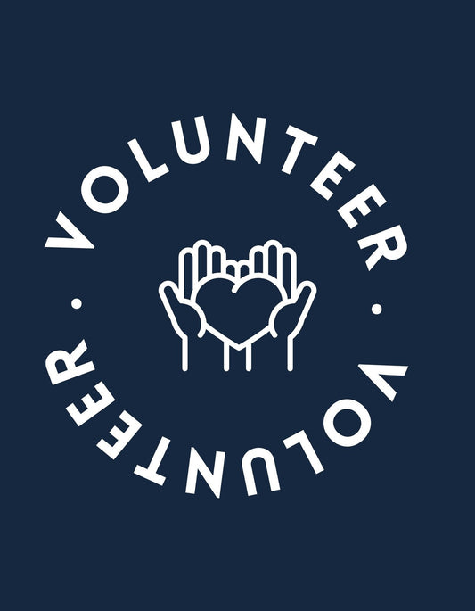 A képen két kéz látható, melyek szívet formáznak, körülöttük a "VOLUNTEER" szótagjai elhelyezkedve. A dizájn tiszta és egyszerű, mégis erőteljes üzenetet hordoz az önkéntesség és az önzetlen segítség fontosságáról. 