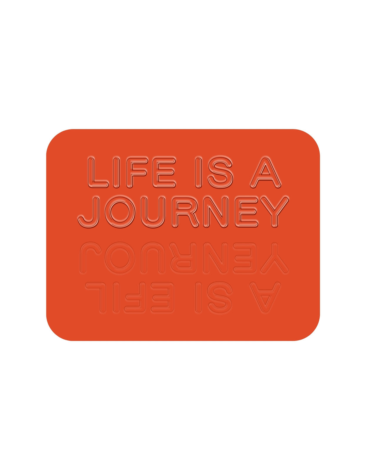 Egy egyszerű, mégis inspiráló szöveg, "LIFE IS A JOURNEY" felirattal, mely az élet útjára emlékeztet. Vibráló narancssárga hátteret használ, hangsúlyozva a kalandos hangulatot. 