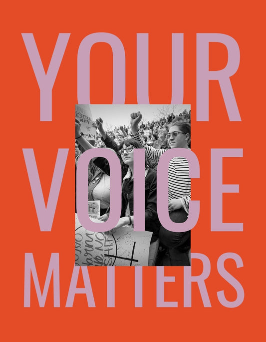 Energikus és inspiráló tervezés, amely egy tömeg felvillanyozott embereit mutatja, miközben ökölbe szorított kezeket emelnek a levegőbe, az „Your Voice Matters” felirattal. 