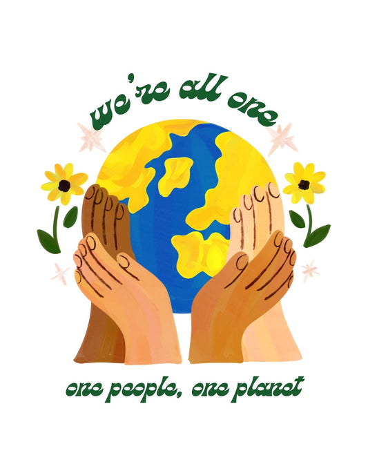 Két összetett kéz tart egy stilizált Föld bolygót, körülöttük virágok és a "we're all one - one people, one planet" felirat olvasható. 