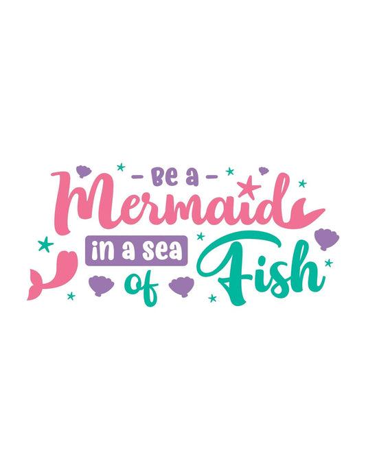 Egy vidám és inspiráló dizájn, amely a "Be a Mermaid in a Sea of Fish" feliratot ábrázolja, színes betűkkel és cuki tengeri díszítőelemekkel, mint csillagok és szívecskék. 