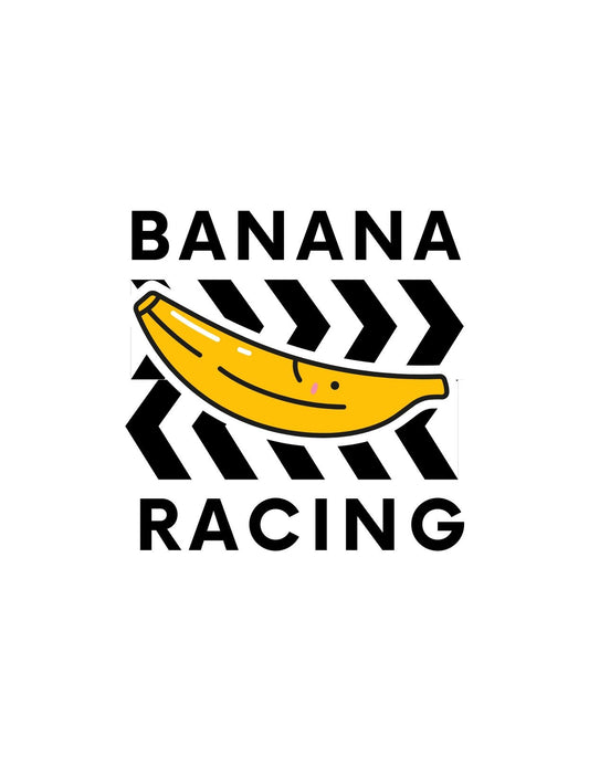 Egy vidám, sárga banán pihen egy dinamikus fekete-fehér versenyzászló hátterén, a "BANANA RACING" felirattal kiegészítve. 